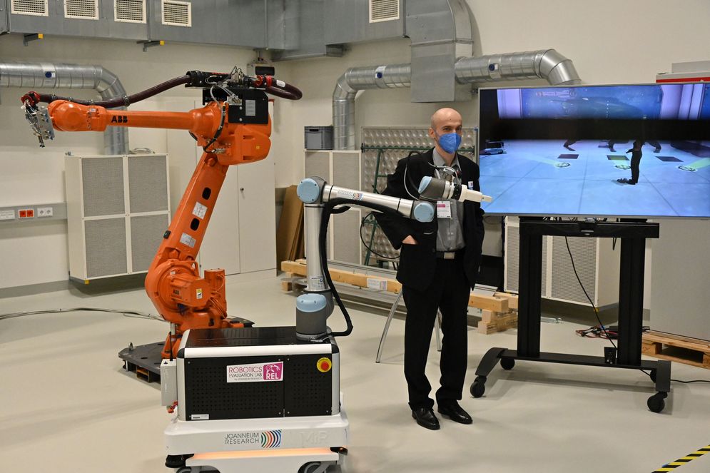 Bernhard Reiterer präsentiert den mobilen Roboter CHIMERA